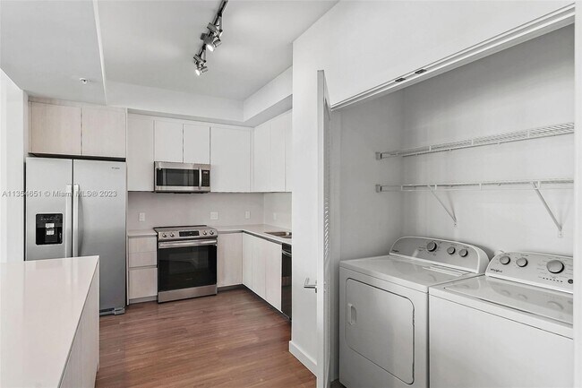 Building Photo - 1500 Bay Rd