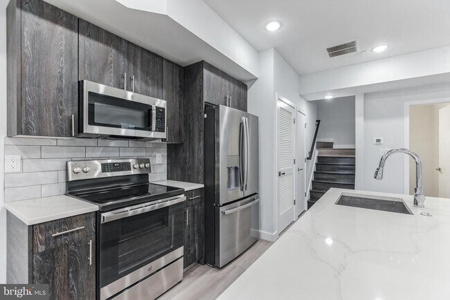 Building Photo - 2301 N 6th St