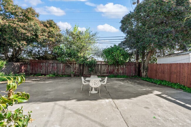 Building Photo - Move-In Ready Gem with Convenient Location