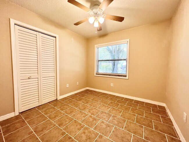 Building Photo - 1120 NE 24th Terrace