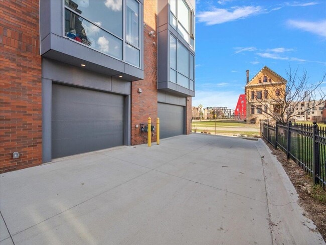 Building Photo - 3105 Brush St