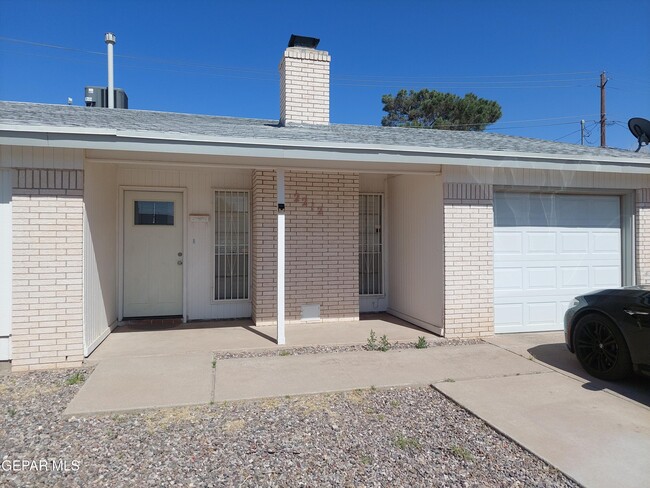 Building Photo - 2212 Cumbre Negra St