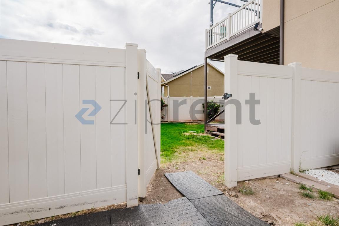 Building Photo - Unit