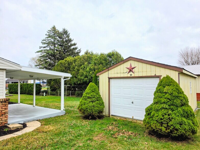 Building Photo - 2 Colonial Ave