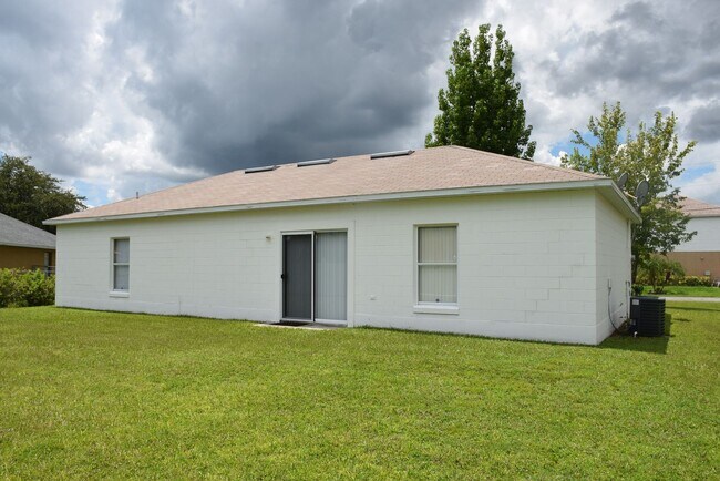 Building Photo - Quaint 3 Bedroom, 2 Bath Ranch Home – A Tr...