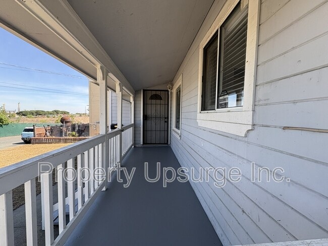 Building Photo - 104 E 6th St