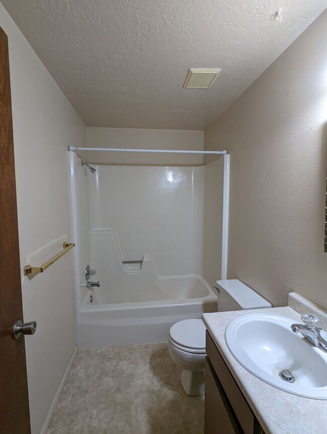 Building Photo - Crestview Duplex
