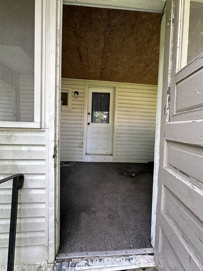 Building Photo - 3 bed 1 bath house close to UWEC and Water St! Available June 1st