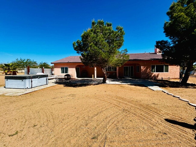 Building Photo - Gorgeous, renovated home on 2 acres in quiet neighborhood.