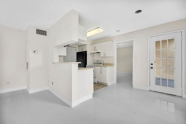 Building Photo - Cozy 2/1 Home in Sunrise!