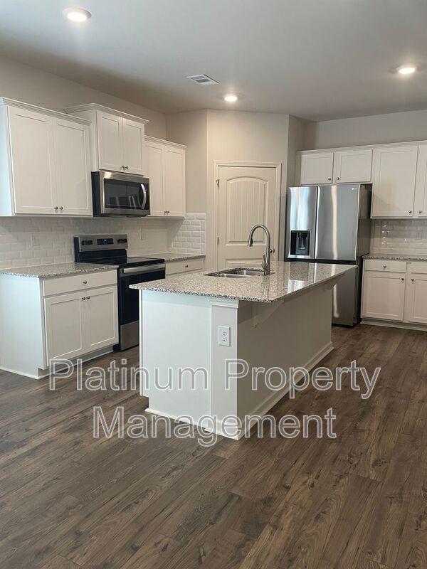 Building Photo - 551 Stoneybrook Dr