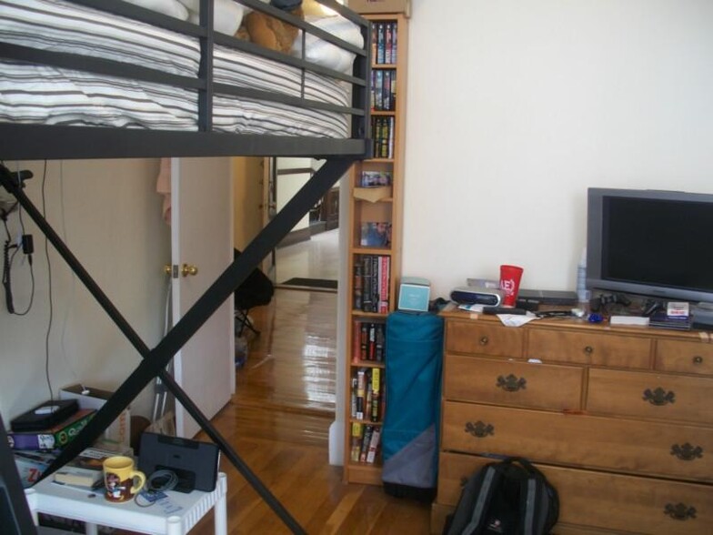 Building Photo - 905 Beacon St