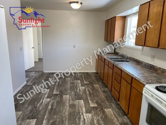 Building Photo - 2 Bed 1 Bath Duplex with Attached Garage