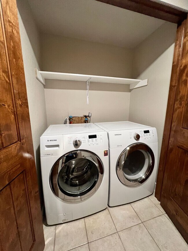 Building Photo - Country Living Close to Town!