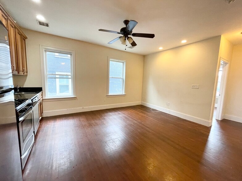 Building Photo - 178 Hillside St