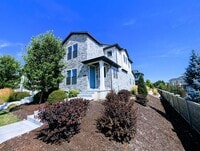 Building Photo - Gorgeous Townhome!!!