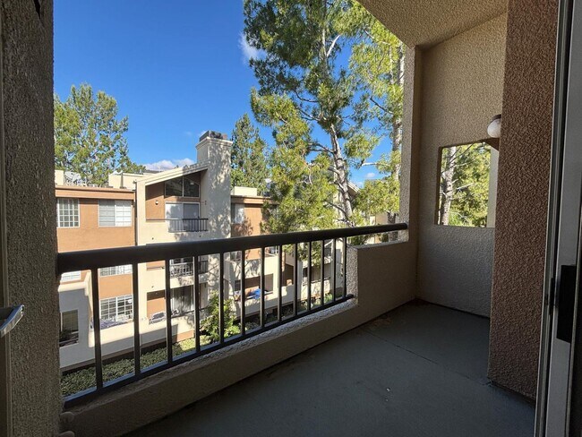 Building Photo - Beautiful 2 Bedroom 2 Bathroom Home in Woodland Hills