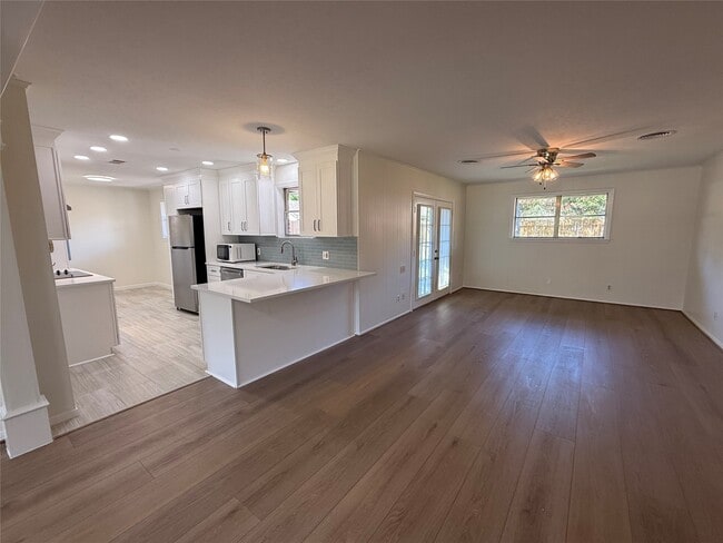 Building Photo - 10410 Barwood Dr