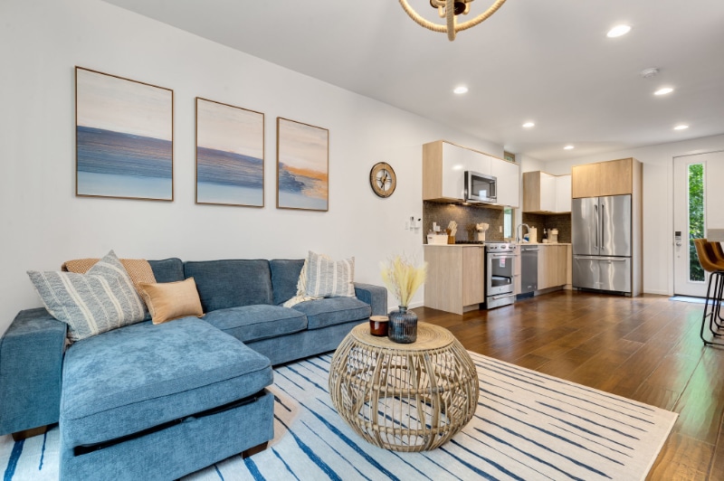 Building Photo - 921 10th Ave E