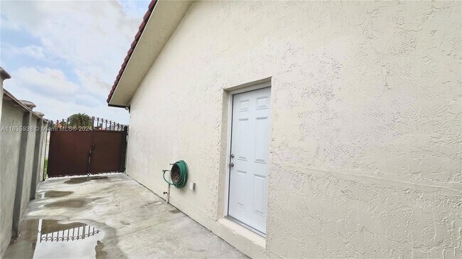 Building Photo - 3910 SW 134th Ave