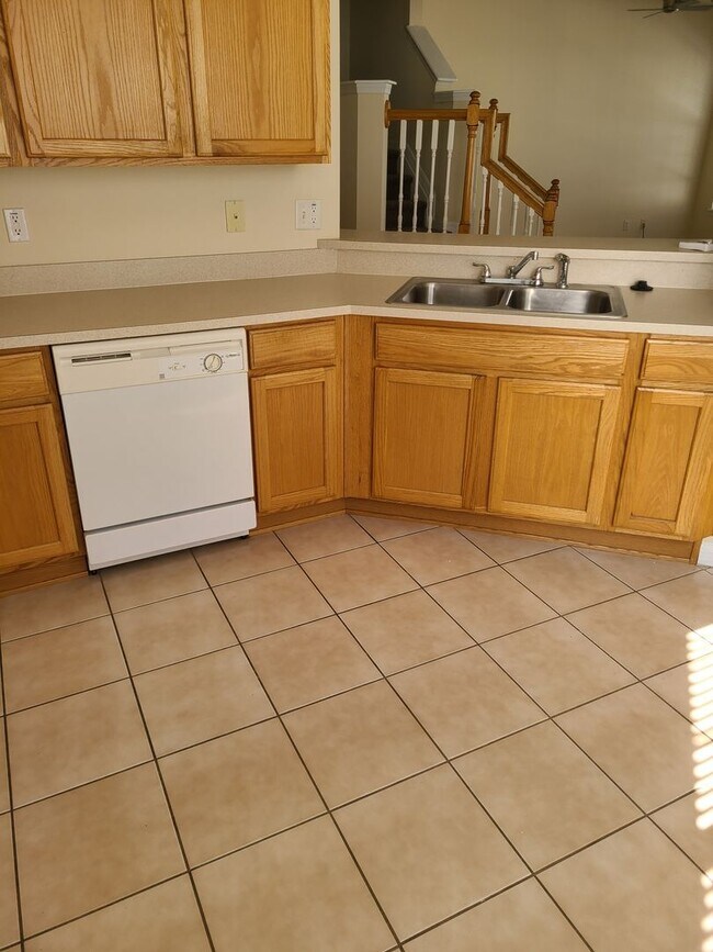 Building Photo - Spacious 3br 2.5ba Townhome in North Saint Petersburg