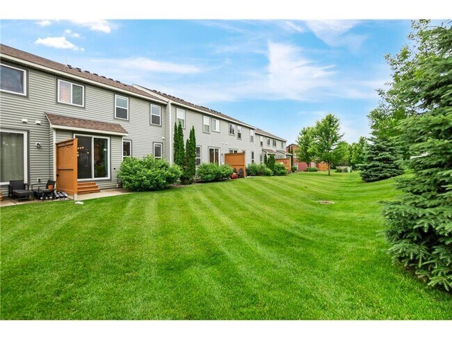 Building Photo - Rare 3 bed 4 bath updated almost 2300 sf townhouse in Woodbury!