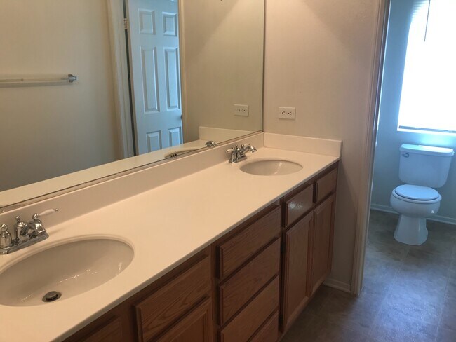 Building Photo - Spacious 5 bedroom with 3 car garage for rent