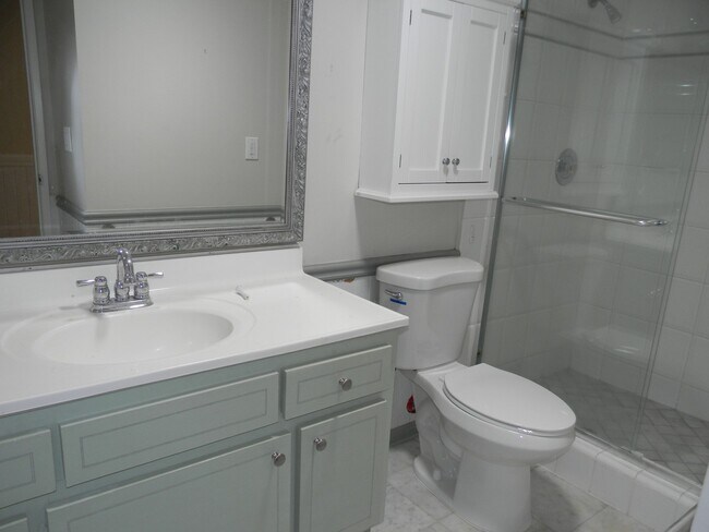 Building Photo - 352 S Pine St