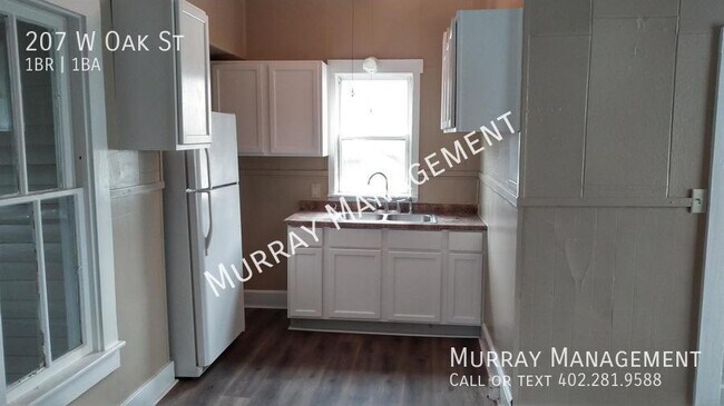 Building Photo - 207 W Oak St