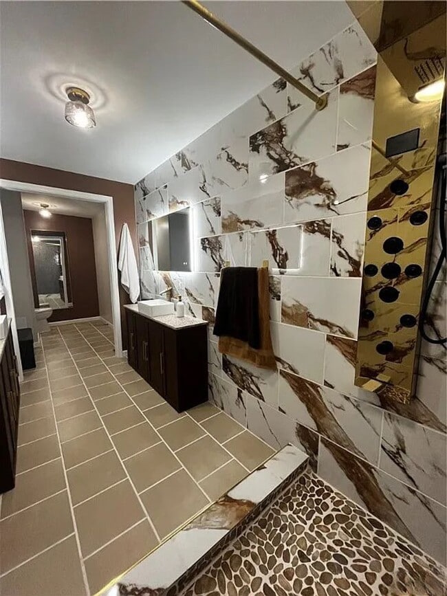 Building Photo - 4 bedroom 2 Bathroom Luxury Rental!
