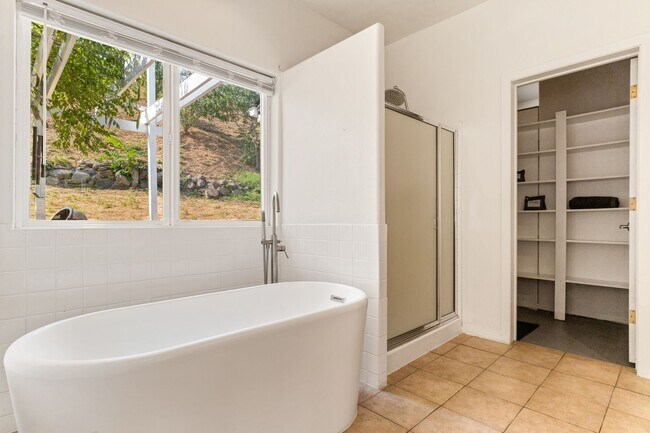 Building Photo - Beautiful 3 Bedroom 3 Bathroom Home With Stunning Views