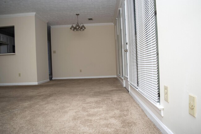 Building Photo - 1615 Woodmere Loop