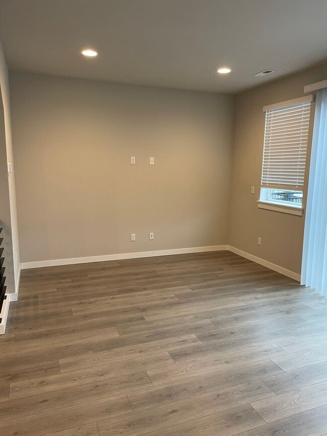 Building Photo - Stunning 3 bedroom 2.5 bathroom Townhome in Bothell!