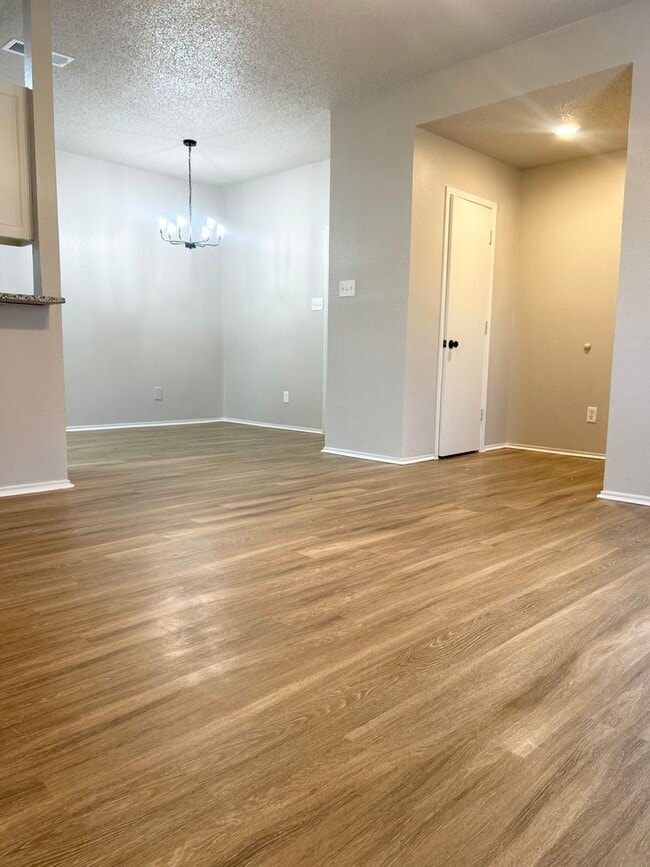 Building Photo - SPACIOUS 3/2/1 DUPLEX