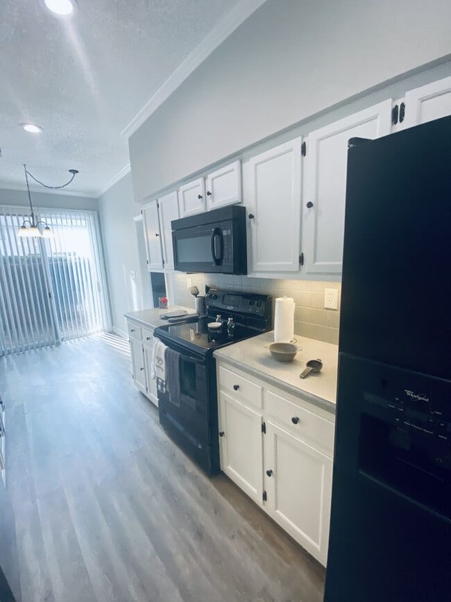 Building Photo - Coming Soon.... Spacious 3 Bedroom 2.5 Bath Townhome!!