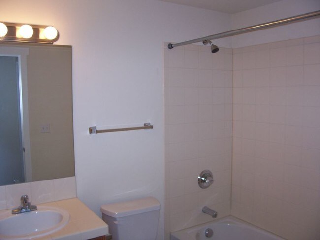 Building Photo - Townhome