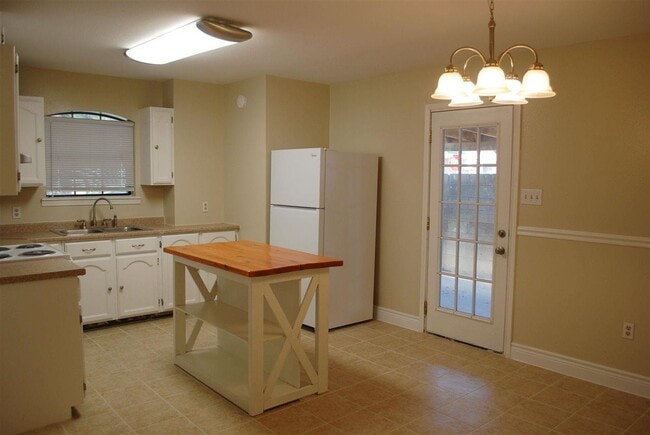 Building Photo - 10204 Comet Dr