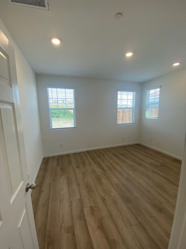 Building Photo - Solar Pet Friendly Single Story Home in Fo...