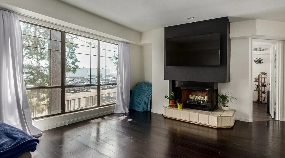 Living Room with Fireplace - 5035 N 10th Pl
