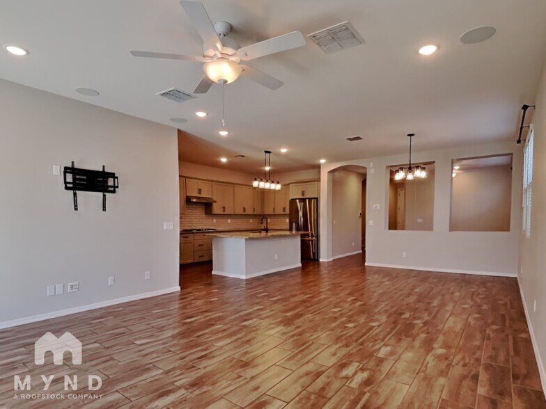 Building Photo - 15093 W Latham St