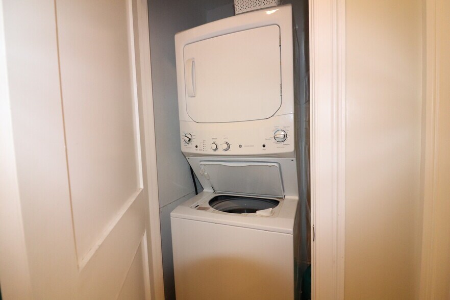 Building Photo - 140 Minden St