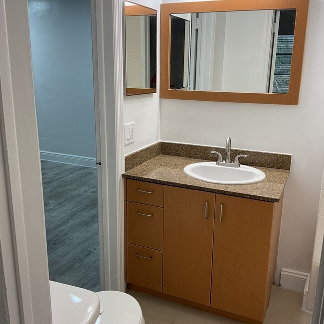 Building Photo - Up to 2 Months Free! Spacious 1/1 in Centr...