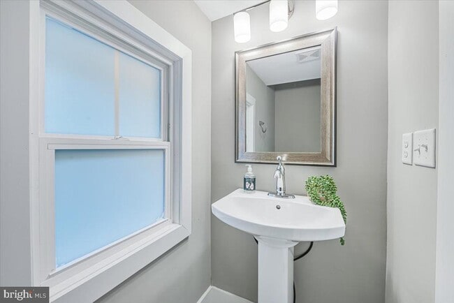 Building Photo - 901 Hobbs Dr