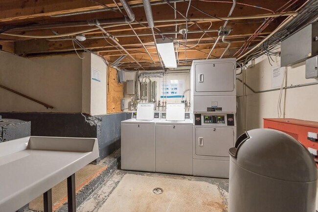 Building Photo - 1560 Douglas Ave