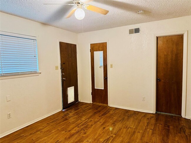 Building Photo - 907 Milford Way