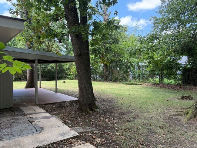 Building Photo - 1835 Hill Hedge Dr