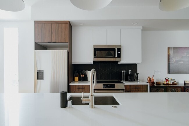 Building Photo - Modern 3 Bed, 3.5 Bath Townhouse for Rent