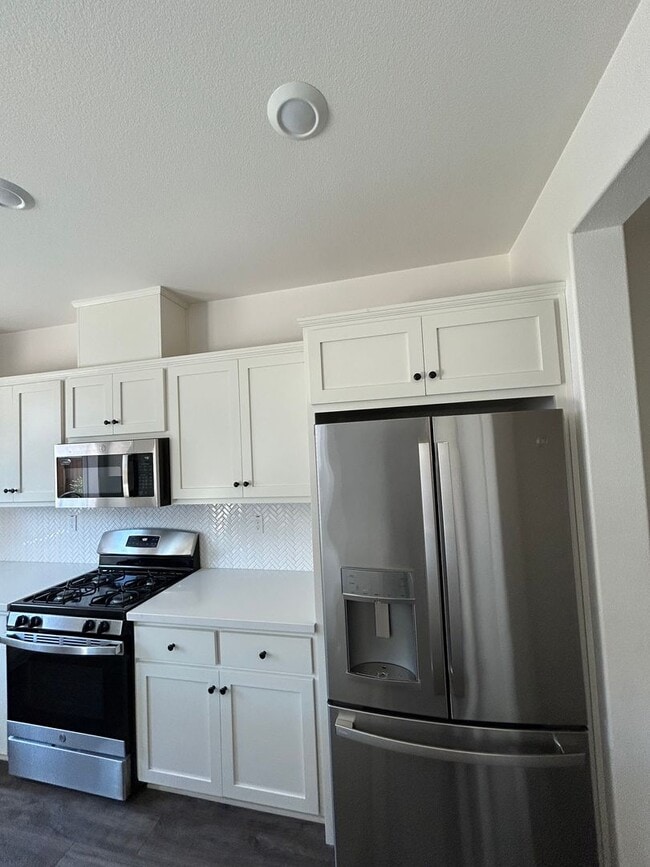 Building Photo - PET FRIENDLY