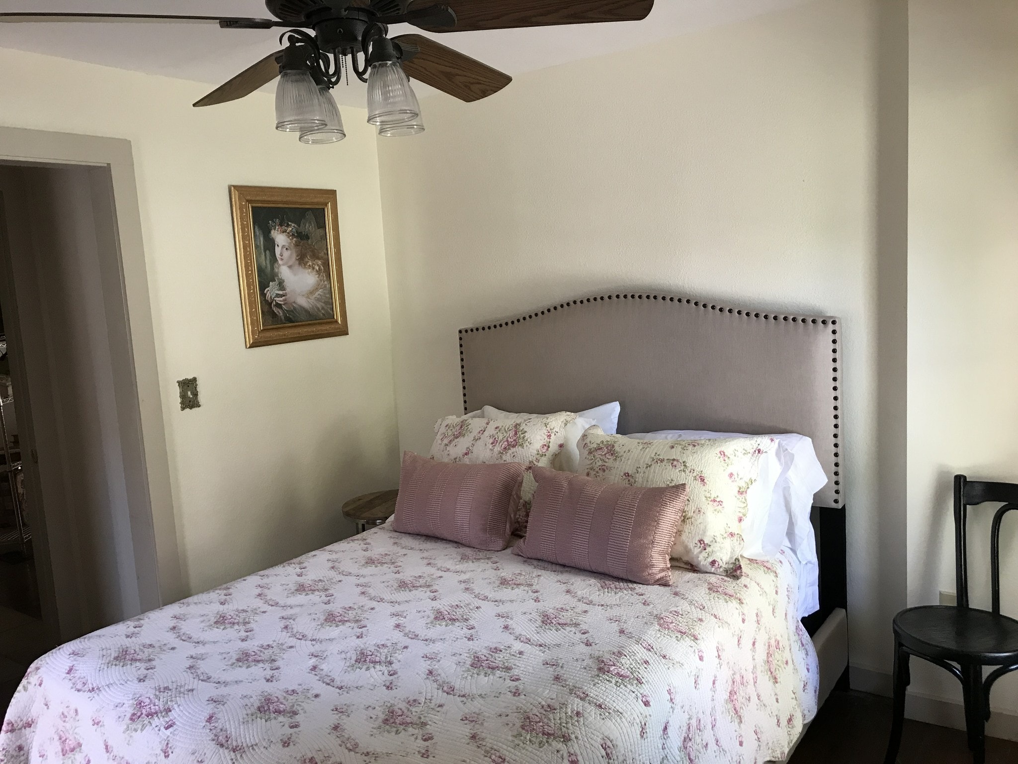 1st floor Queen bedroom - 541 E Jones Ln