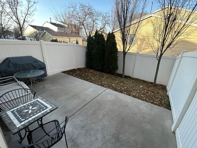 Building Photo - 2 Master Suites, 2.5 Bath Condo in West Jordan